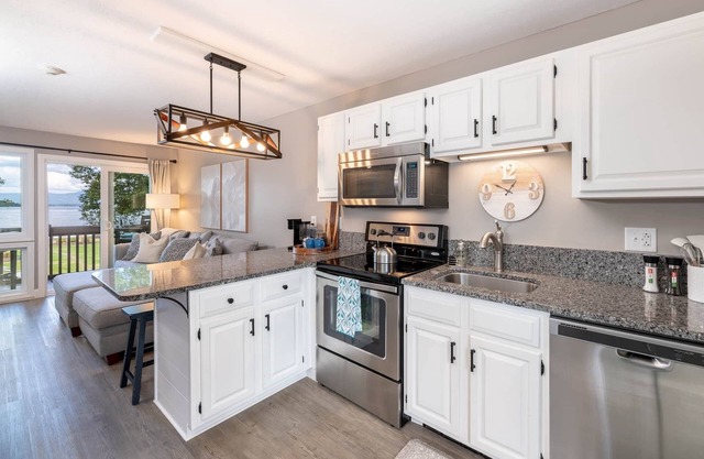 Lakefront Condo-Foliage and VIEWS