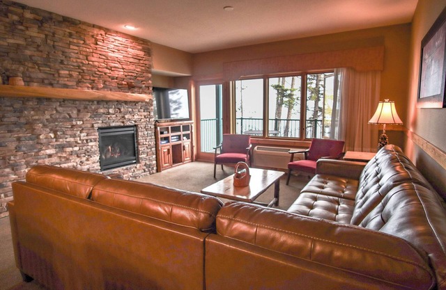 Lakefront Condo: Pool, Hot Tub, Sauna, Fireplaces, Deck