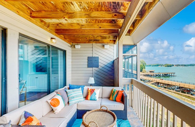 Lakefront condo w/breathtaking views & wheelchair accessibility