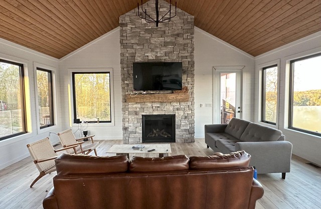Lakefront Cottage Beautiful Sunset Views. 3000sqft, Sleeps 16, 2.5 Private Acres