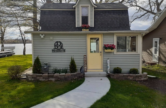 Lakefront cottage, close to E. Lansing. MSU, weddings, golf. Sleeps 2-4. Fish!!