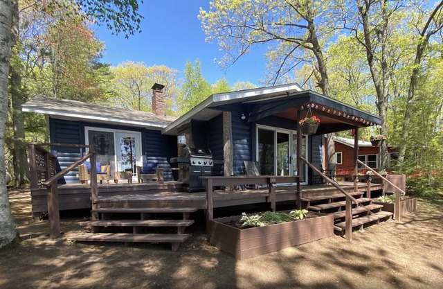 Lakefront Cottage, Dock in for the season!