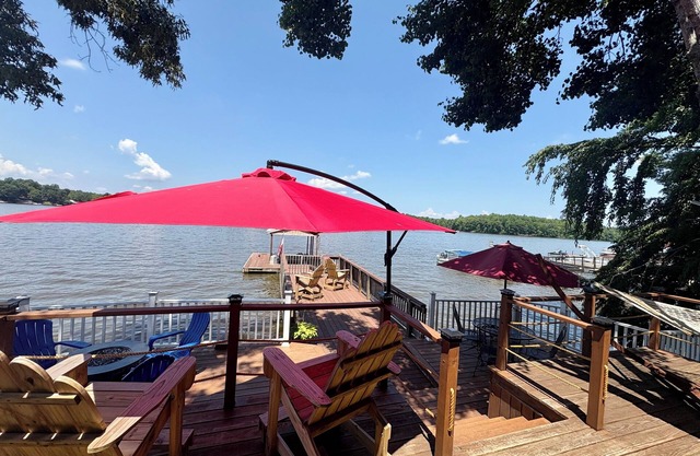 Lakefront cottage- RAMP ACCESS, gas fire pit, hammock, kayaks & gorgeous views!