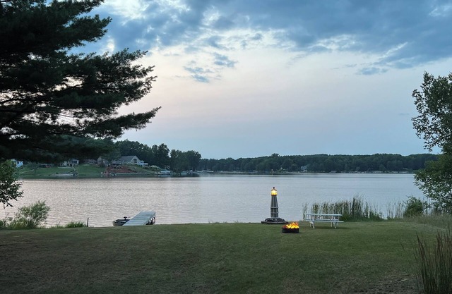 Canadian Lakes Lakefront Cottage Getaway!