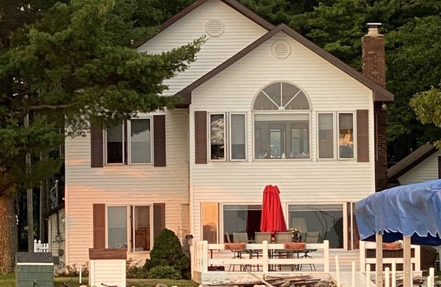 Lakefront Cottage Getaway