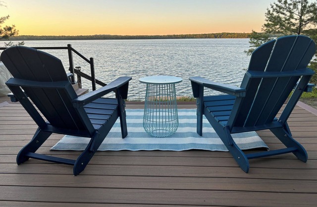 Lakefront cottage, kayaks, fire pit, AC, WiFi, deck, 140ft private frontage.