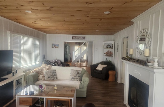 Lakefront Cottage nestled on the shores of Lake Scugog