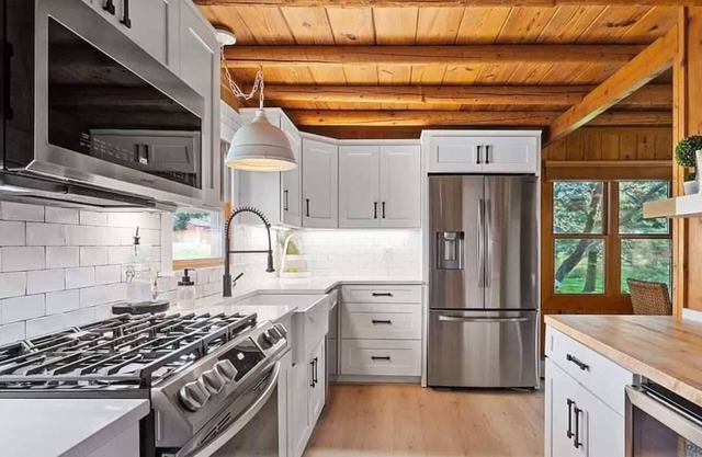 Lakefront Cottage on Clam Lake —access to Torch lake!