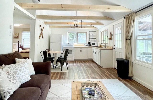 Lakefront Cottage on Franklin Pierce Lake!