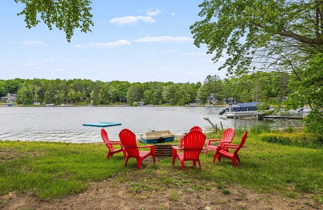 Lakefront Cottage-Stunning Views! Sandy Shore-Clear Deep Lake-Golf/Ski nearby!