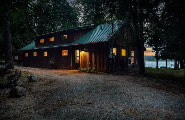 Lakefront Cottage – Private Beach, Dock, Kayaks, Dog-Friendly - The Dragonfly
