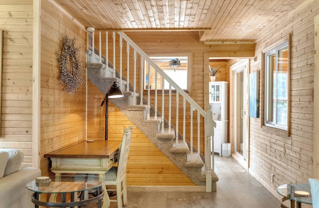 Lakefront Cottage w/AC, King Beds, High Speed WiFi & Sandy Beach