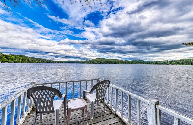 ¡NUEVO LISTADO! Casa de campo frente al lago con mirador, muelle, 2 acres de espacio
