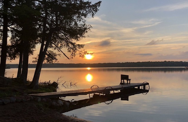 LakeFront Cottage W / playa de arena! Tranquilo, casa de la familia amigable W / 700 'fachada