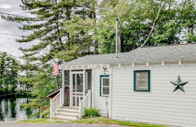 Lakefront cottage with WiFi, full kitchen, dock, deck & game room