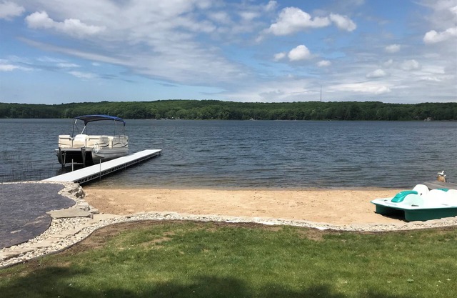 Casa de campo frente al lago con playa de arena y gran pesca en Gun Lake en Fountain MI