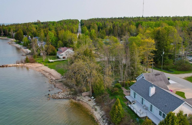 ¡NUEVO! Lakefront De Tour Village Home w / Deck & Grill