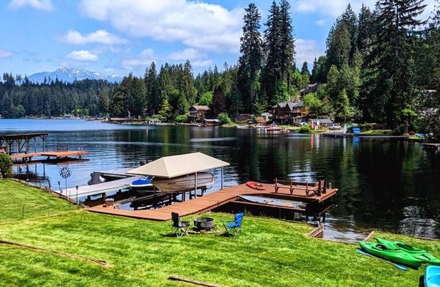Lakefront: Dog Friendly, Dock, BBQ, Firepit, AC