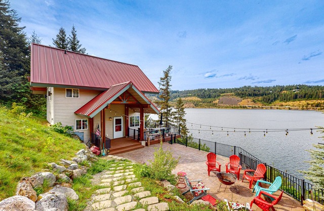 Lakefront, dog-friendly home with private dock, swimming beach & firepit