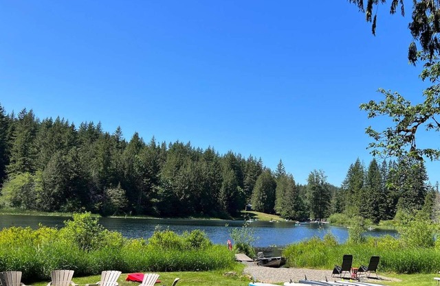 Low Bank Lakefront Lodge, cerca de Mt Baker, barco / muelle, bañera de hidromasaje, patio grande, pozo de fuego