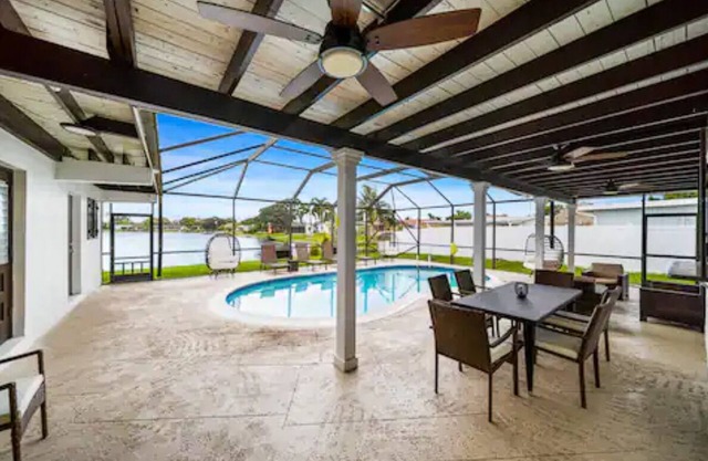 Lakefront Estate Pool Home/Game Room 5BR/3 Suites