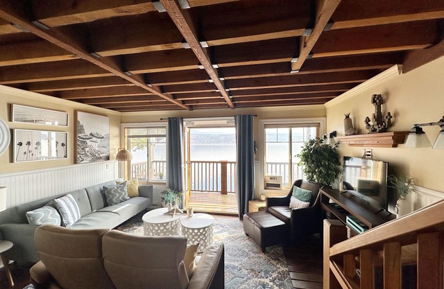 Lakefront family Cottage en el lago Okanagan con espacio al aire libre y boya privada