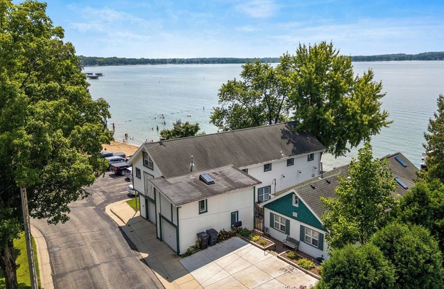 Lakefront Family Escape w~ Hot Tub ~Stunning Views