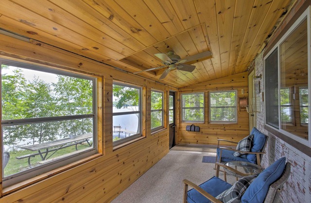 ¡NUEVO! Encantador Lakefront Escape con muelle y kayaks!
