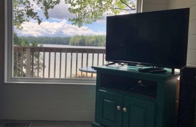 Clearly Ours Too 3 + 1 Bedroom Lakefront Cottage en Clear Lake - Heart of Muskoka.