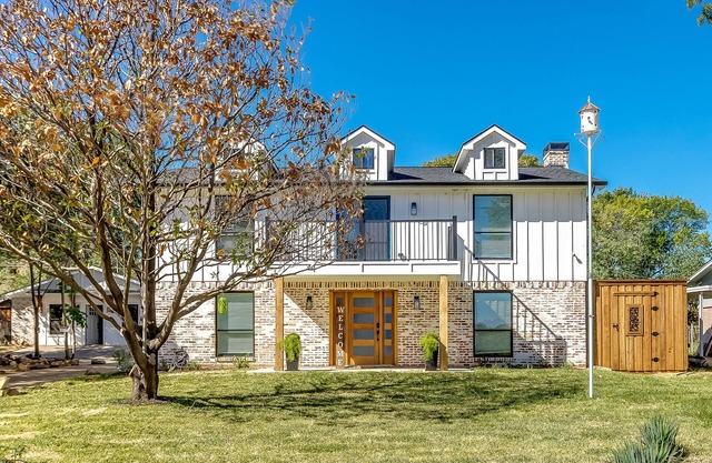 Lakefront Farmhouse style by Lake Lewisville