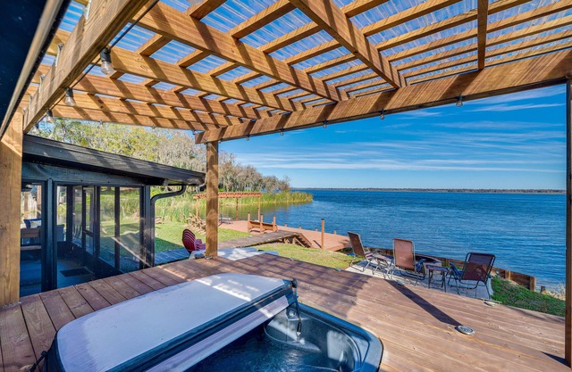 Lakefront Florida Retreat w/ Dock & Kayaks
