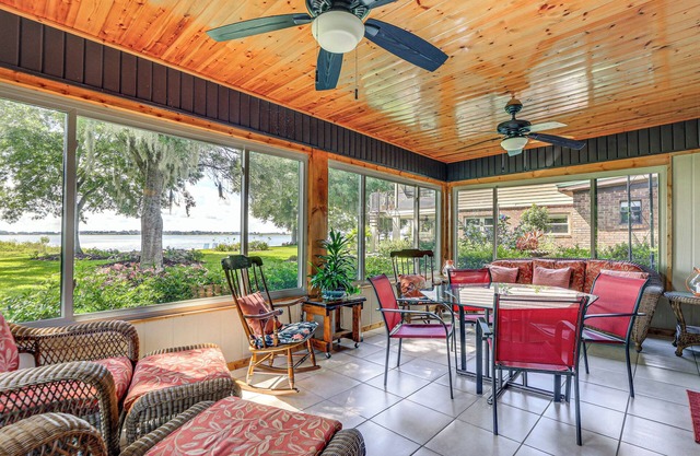 Encantadora casa frente al mar en Frostproof con vista al lago