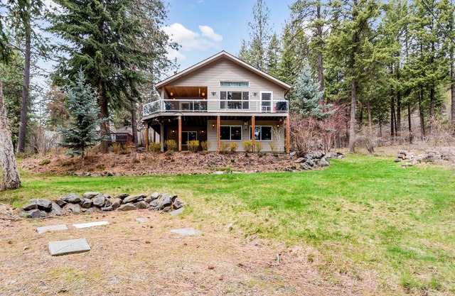 Lakefront gem near town, golf, and hiking with large deck & water views
