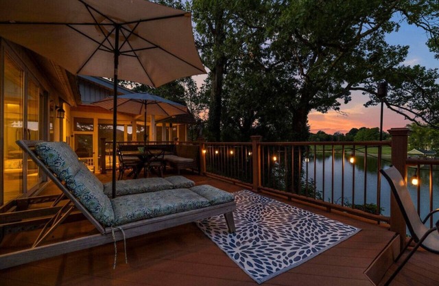 Relax in this 4BR, 3BA Boone Lake front cottage!