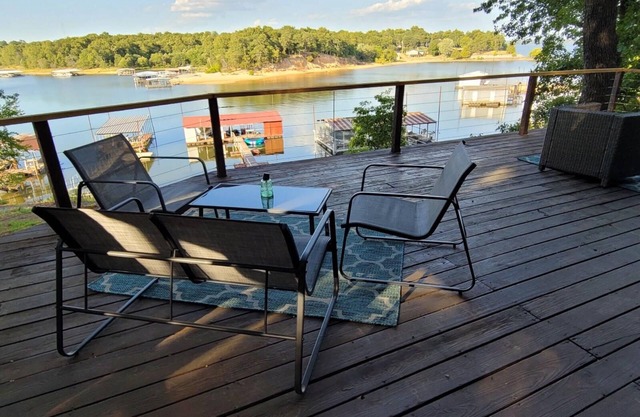 Lakefront Getaway w boat slip, Sandy Beach, 2 Living Rooms. Sleeps 12