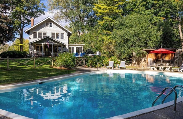 Lakefront Getaway w/ Private Nordic Spa + Hot tub
