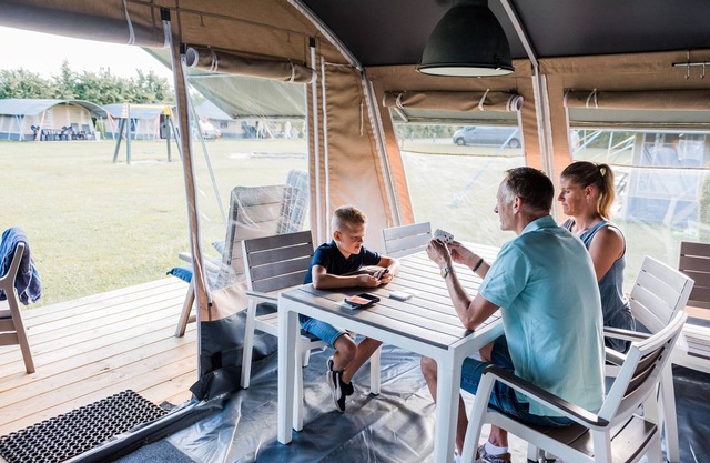 Bonita tienda de campaña en un camping junto a un lago
