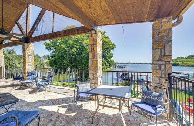 Lakefront Granbury Home w / Dock, Kayaks y vistas!