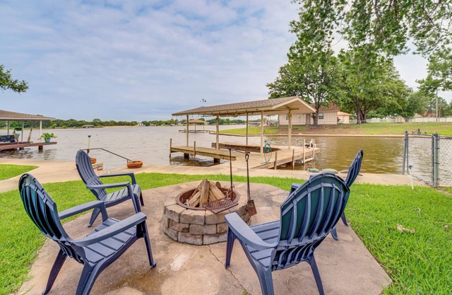 Lakefront Granbury Home w/ Patio, Fire Pit & Dock!