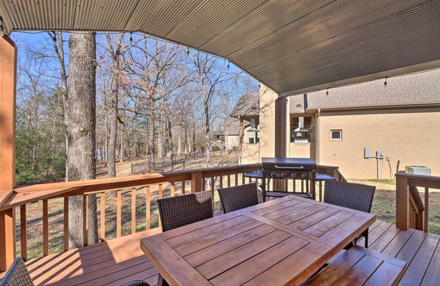 ¡NUEVO! Lakefront Greers Ferry Cabin w / Boat Slip!