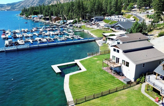 Hermosos pasos de casa frente al mar desde el lago Chelan, bañera de hidromasaje, patio cubierto de hierba plana