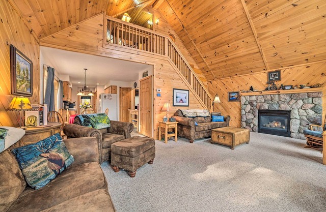 Lakefront Hawks Getaway - Fire Pit & Kayaks!