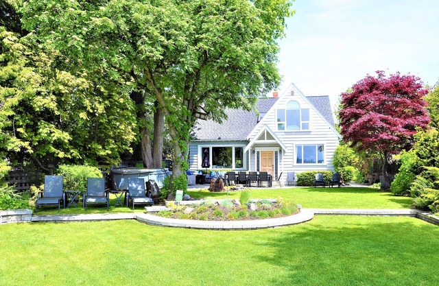 LAKEFRONT HOME! 4 Bedrooms - A Short Walk to Downtown Kelowna