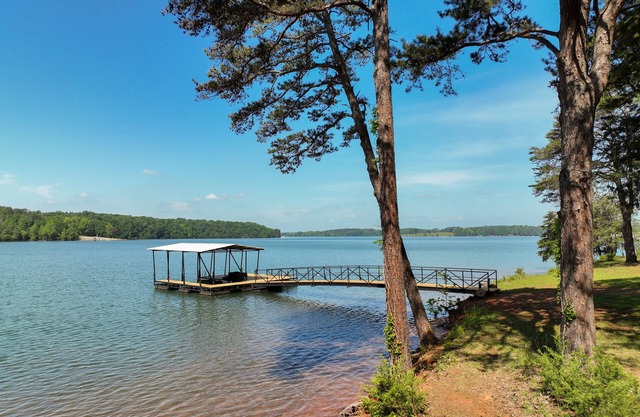 Lakefront Home, 6BR / 4BA, aguas profundas / muelle, perfecto para estadías multifamiliares