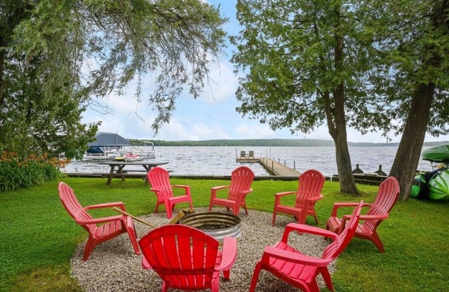 Lakefront Home Away From Home