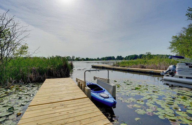 Lakefront Home in Hartford: Hot Tub, Kayaks & Dock