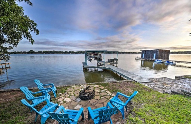 Lakefront Home Less Than 3 Miles to Historic Granbury!