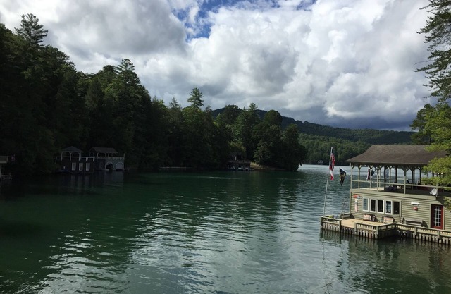 Cala pacífica en el lago Rabun