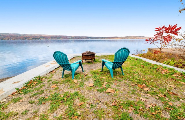 Lakefront home & studio with and two firepits - close to attractions
