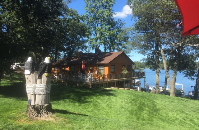 Hermosa casa frente al lago con dos habitaciones, jacuzzi al aire libre y chimenea